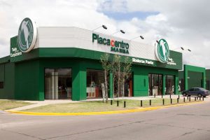 Exterior local comercial placacentro masisa 30 diseño estratégico
